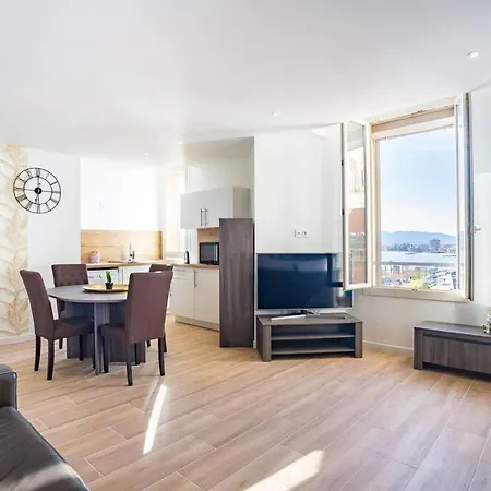 T2 -le Winter Palace, Vue Saint-Raphael (Var)