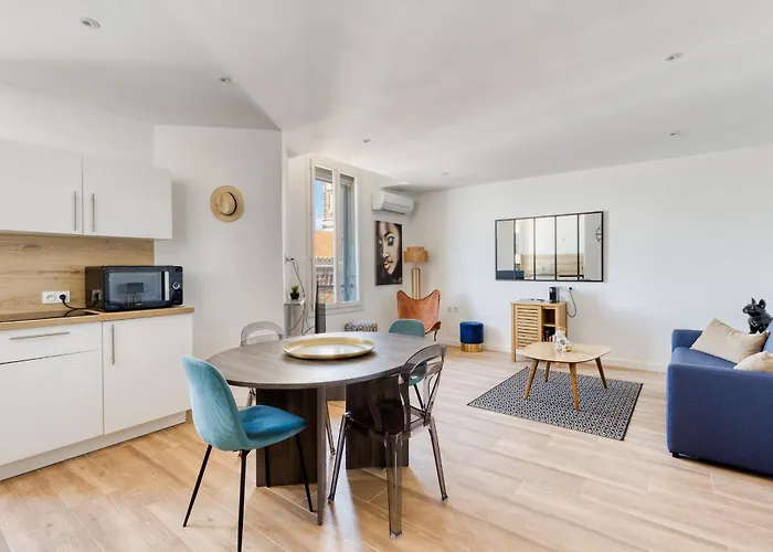 T2 -le Winter Palace, Vue Apartman Saint-Raphaël